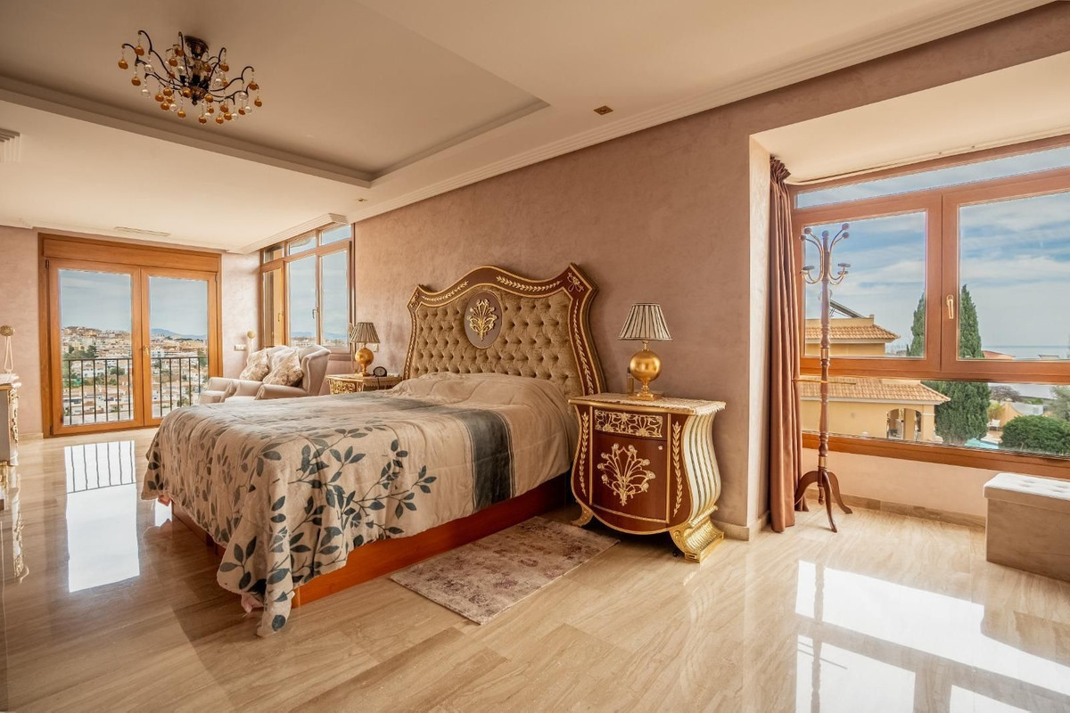 Villa for sale in Benalmadena