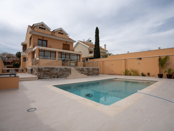 Villa for sale in Benalmadena