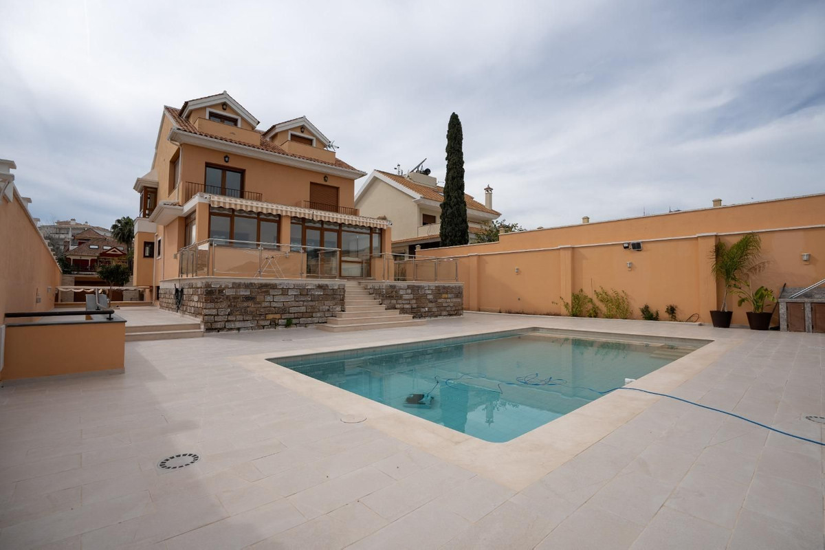 Villa for sale in Benalmadena
