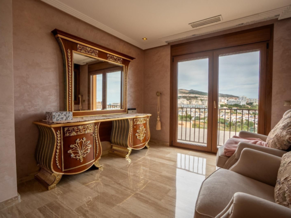 Villa for sale in Benalmadena