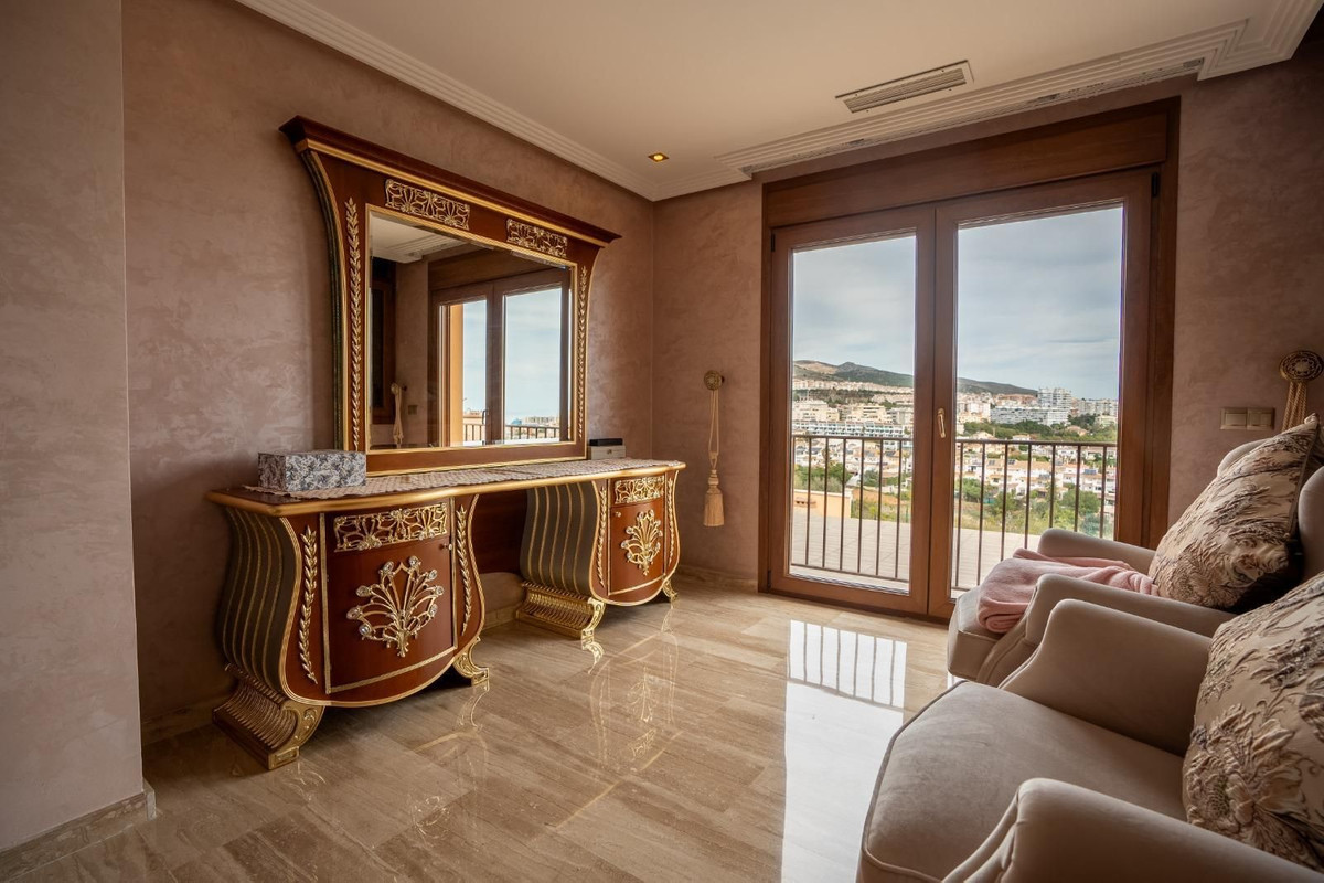 Villa for sale in Benalmadena