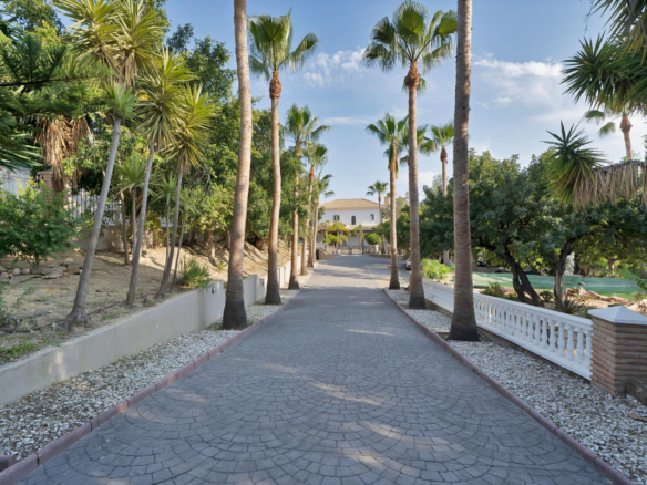Villa for sale in Benalmadena