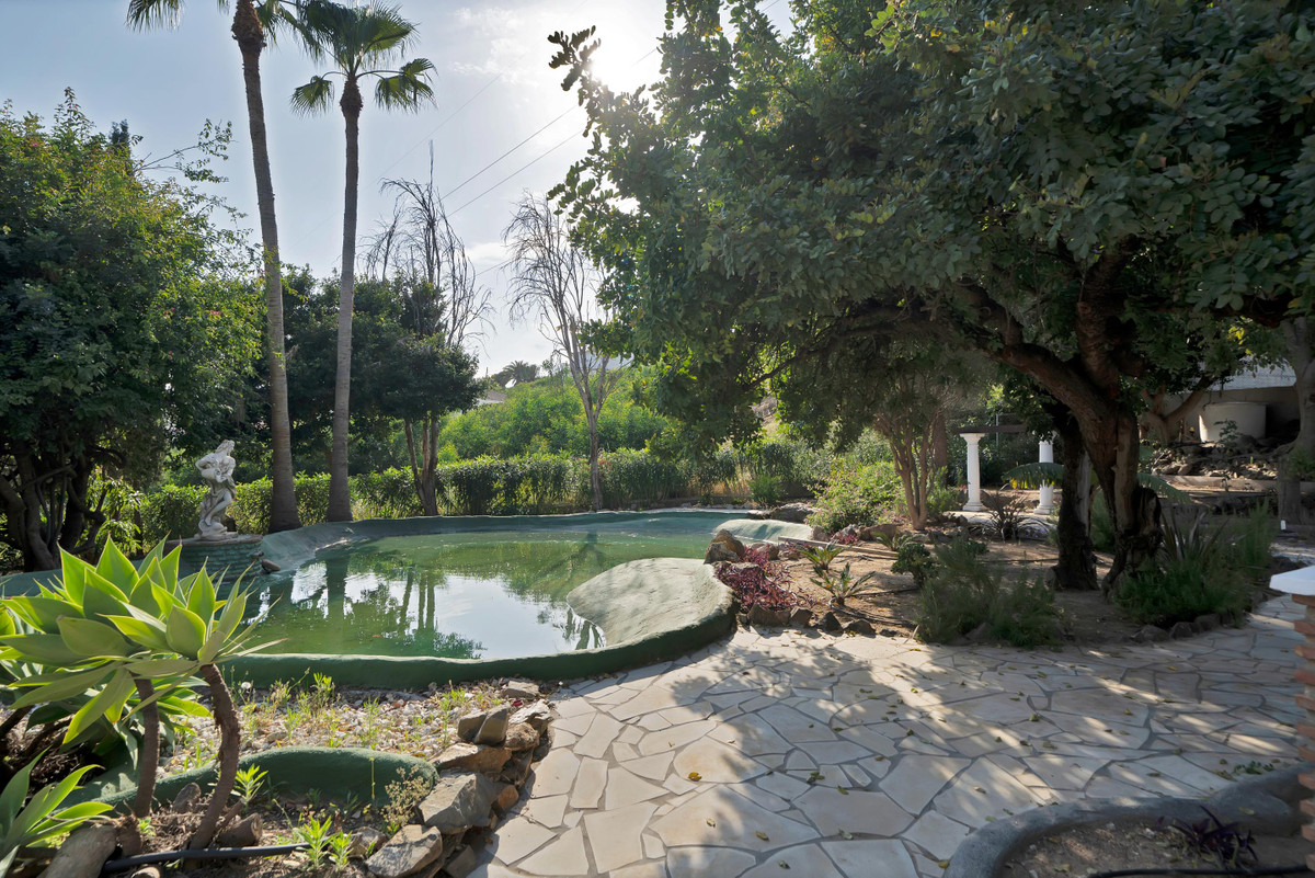 Villa for sale in Benalmadena