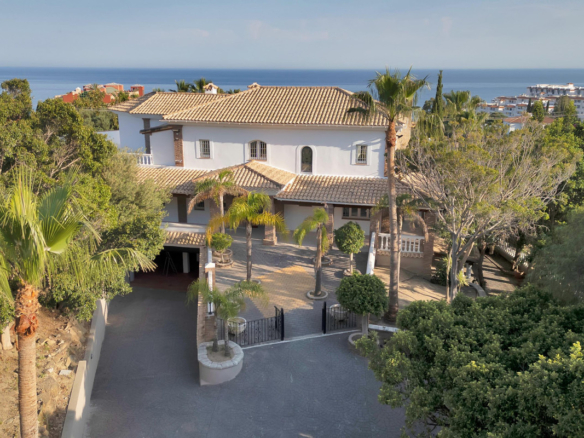 Villa for sale in Benalmadena