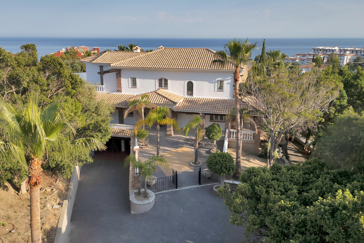 Villa for sale in Benalmadena