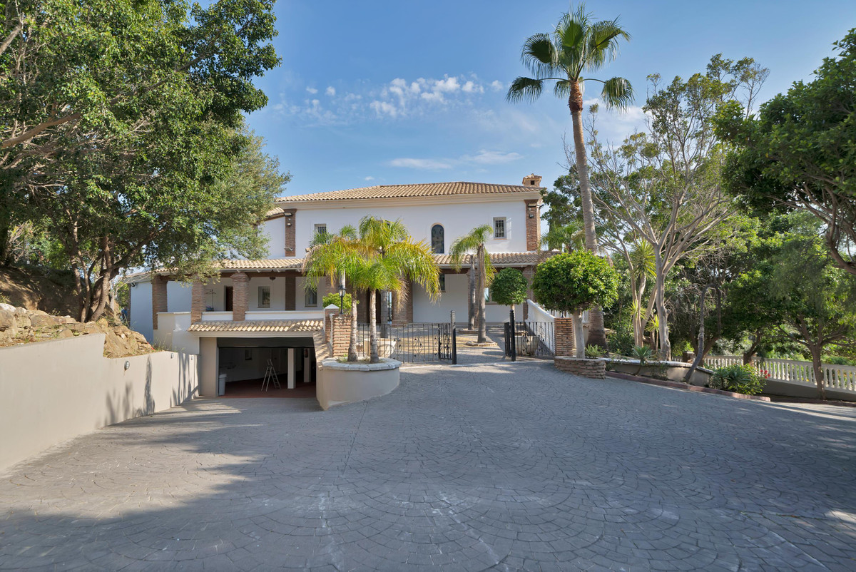 Villa for sale in Benalmadena