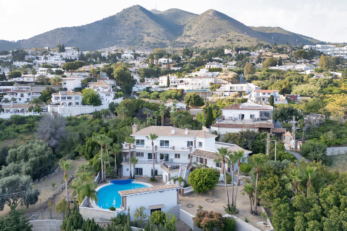 Villa for sale in Benalmadena