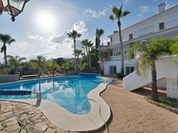 Villa for sale in Benalmadena