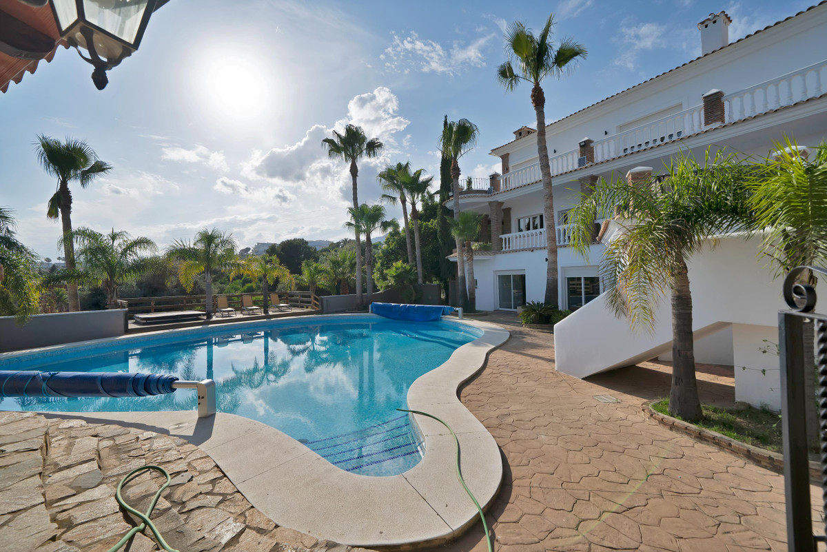Villa for sale in Benalmadena