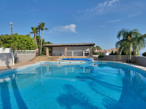 Villa for sale in Benalmadena