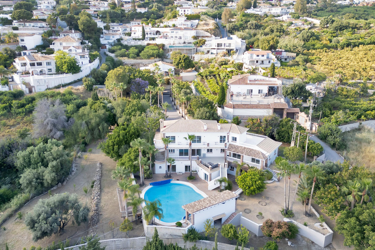 Villa for sale in Benalmadena