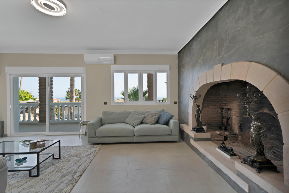Villa for sale in Benalmadena