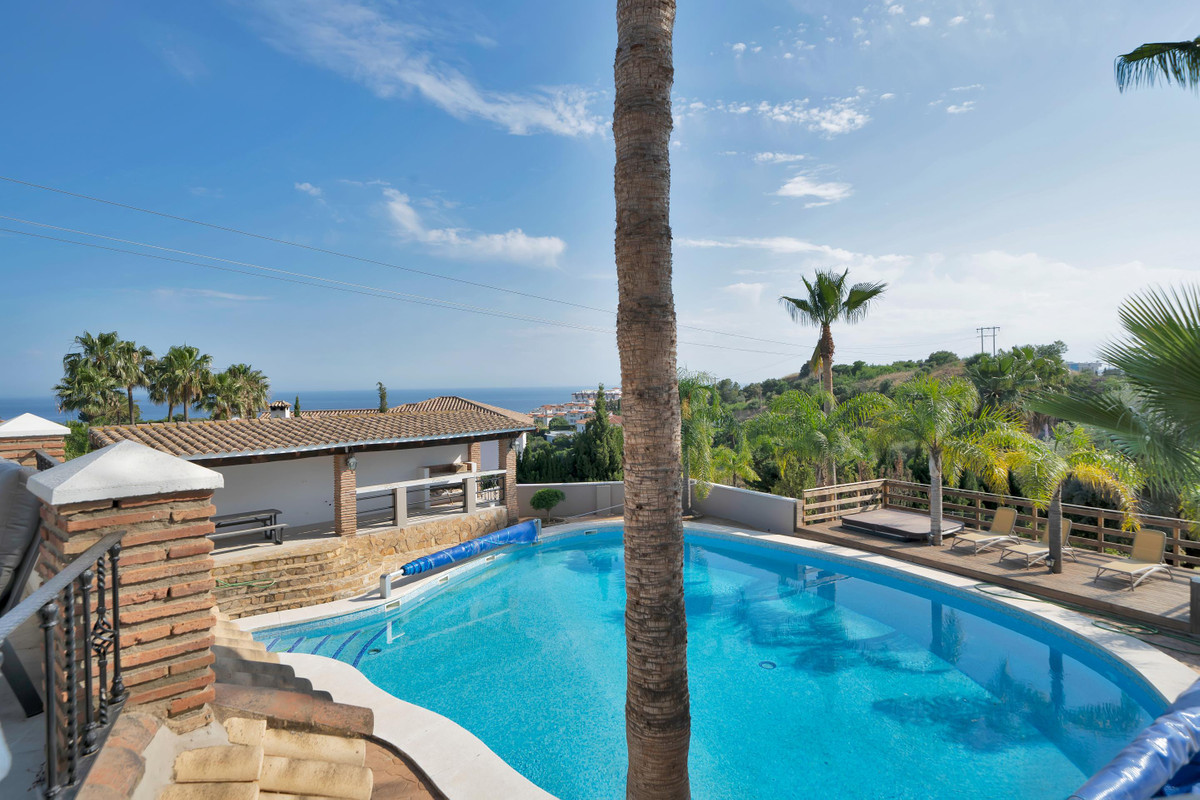 Villa for sale in Benalmadena