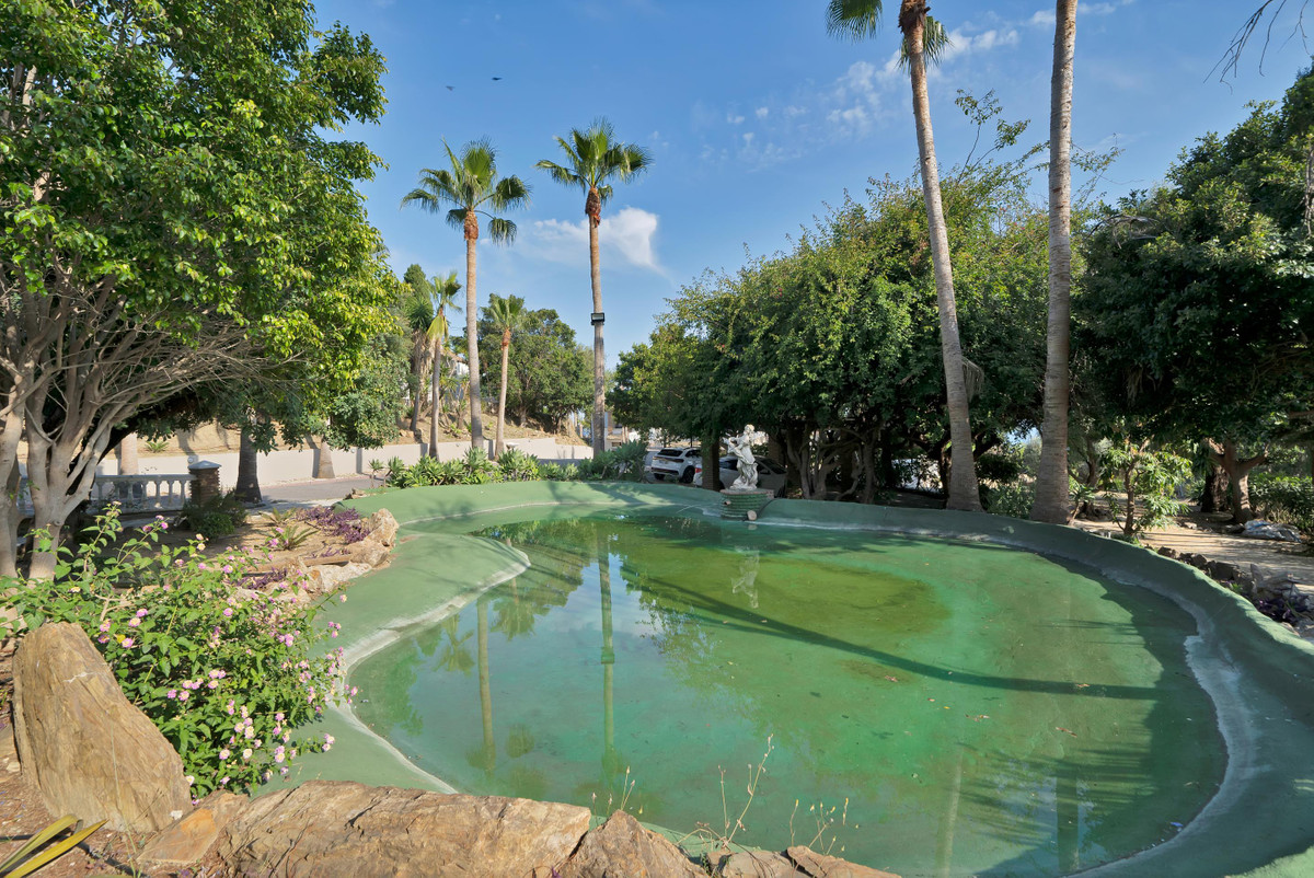Villa for sale in Benalmadena