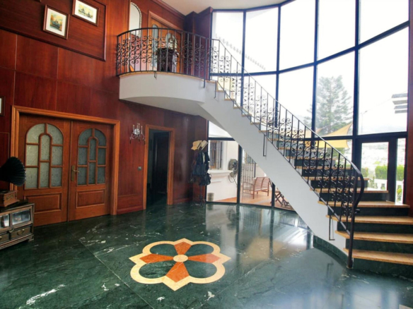 Villa for sale in Benalmadena