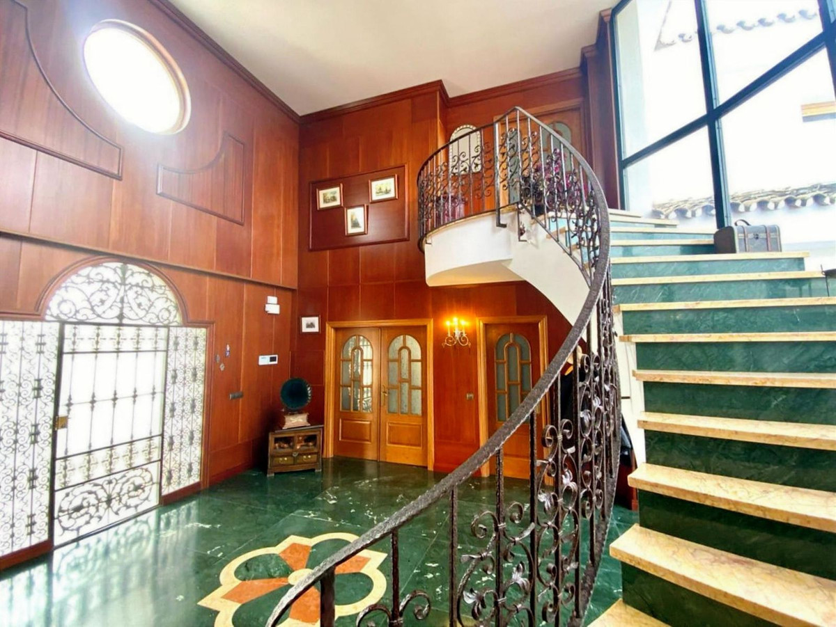 Villa for sale in Benalmadena