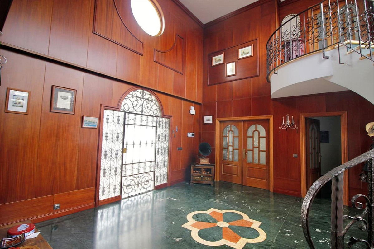 Villa for sale in Benalmadena
