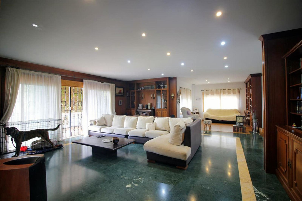 Villa for sale in Benalmadena