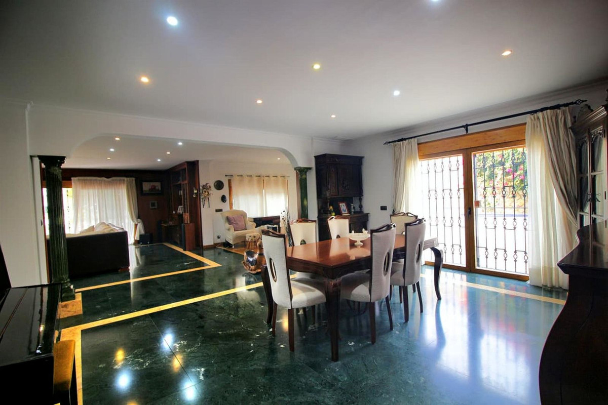Villa for sale in Benalmadena