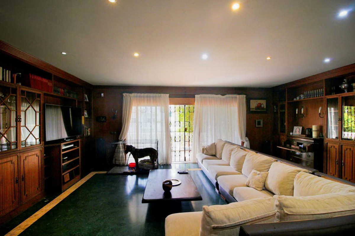 Villa for sale in Benalmadena