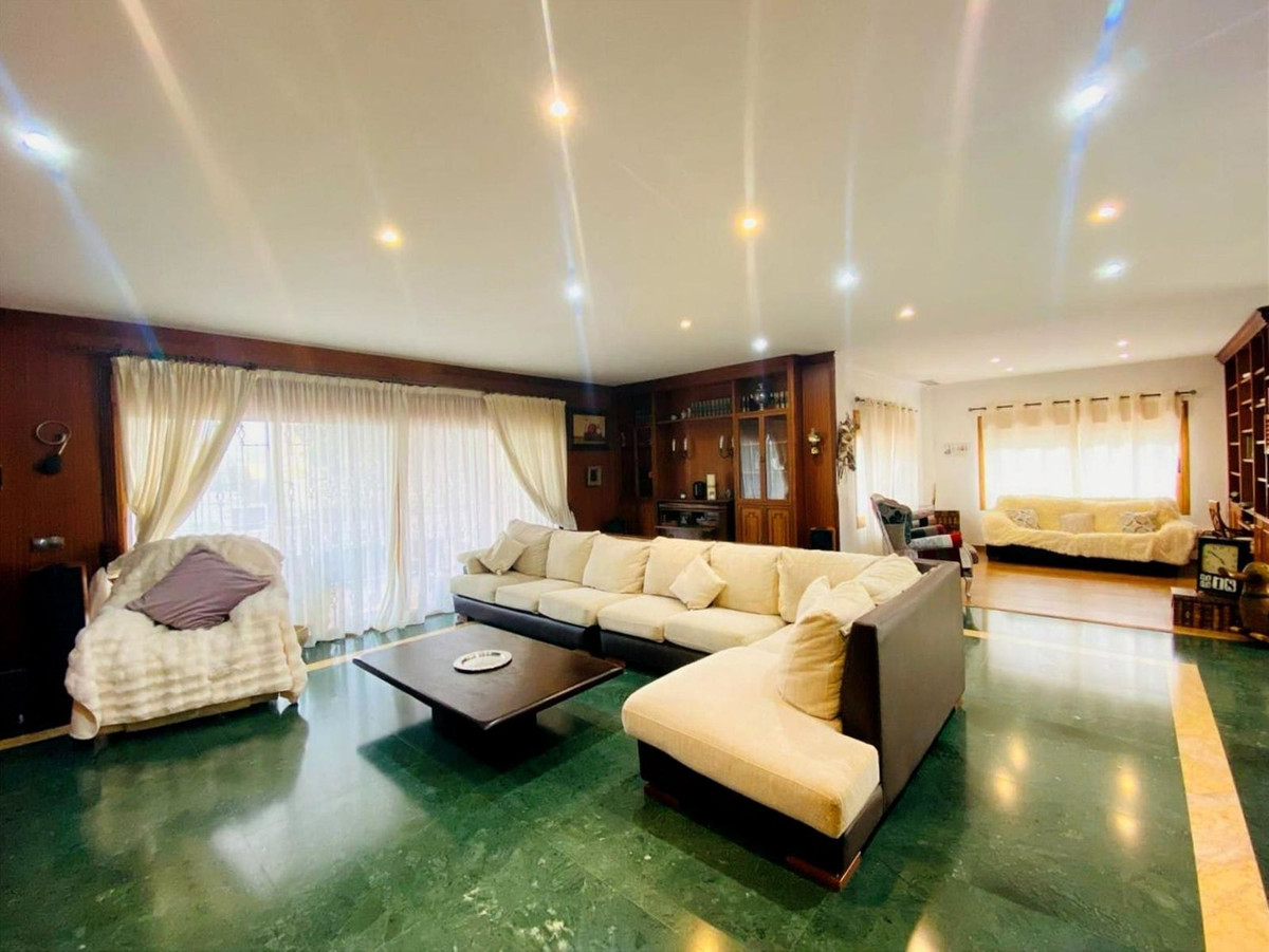 Villa for sale in Benalmadena