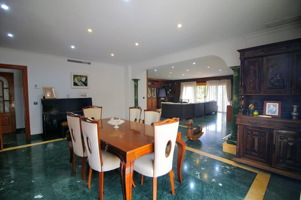 Villa for sale in Benalmadena