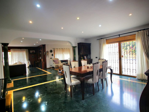 Villa for sale in Benalmadena