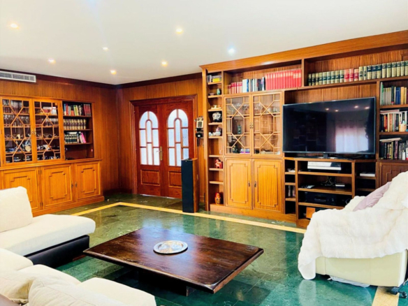 Villa for sale in Benalmadena