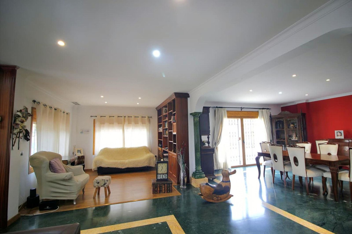 Villa for sale in Benalmadena