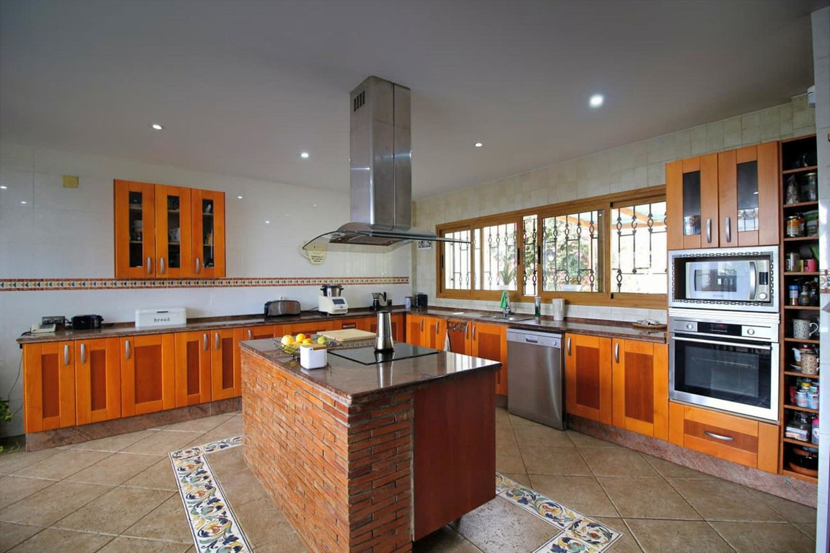 Villa for sale in Benalmadena
