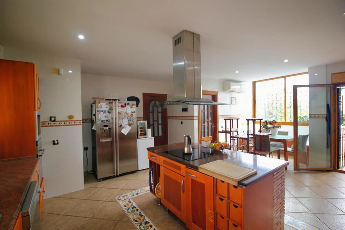 Villa for sale in Benalmadena