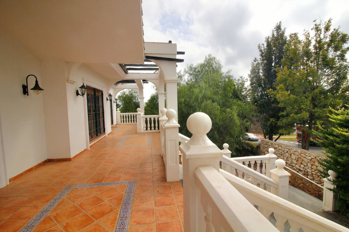 Villa for sale in Benalmadena
