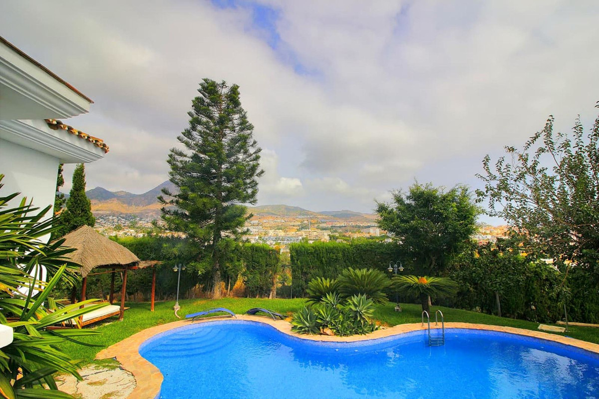Villa for sale in Benalmadena