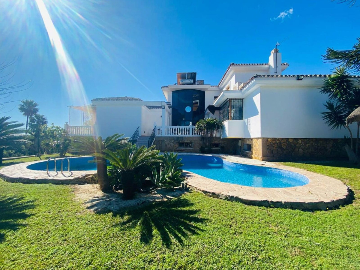 Villa for sale in Benalmadena