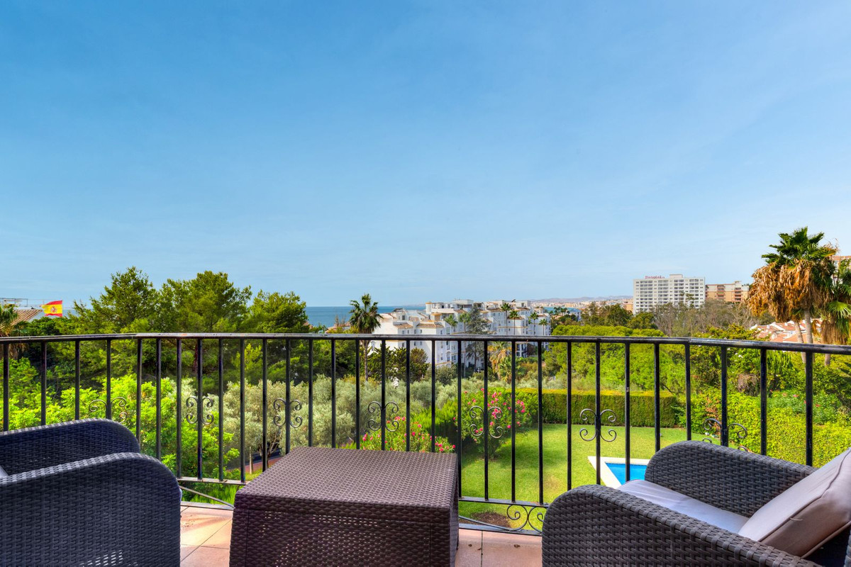 Villa for sale in Benalmadena