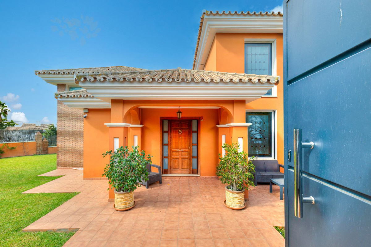 Villa for sale in Benalmadena