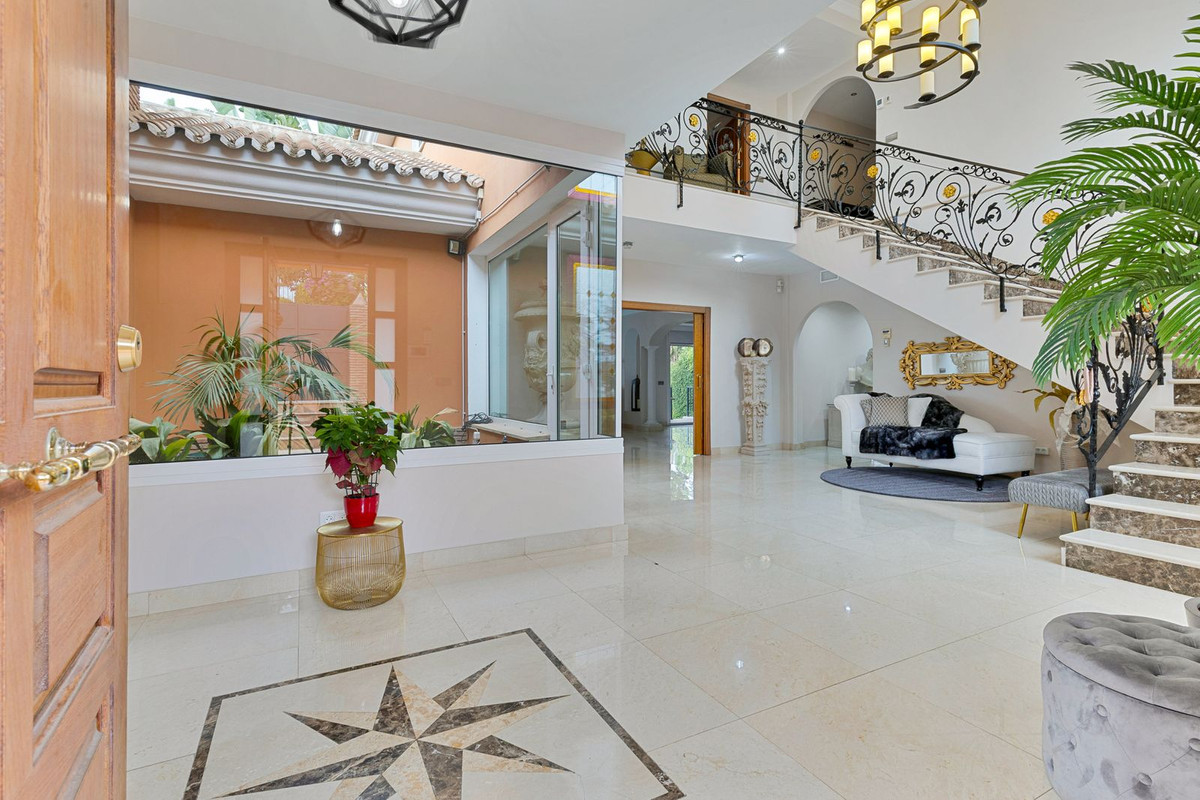 Villa for sale in Benalmadena