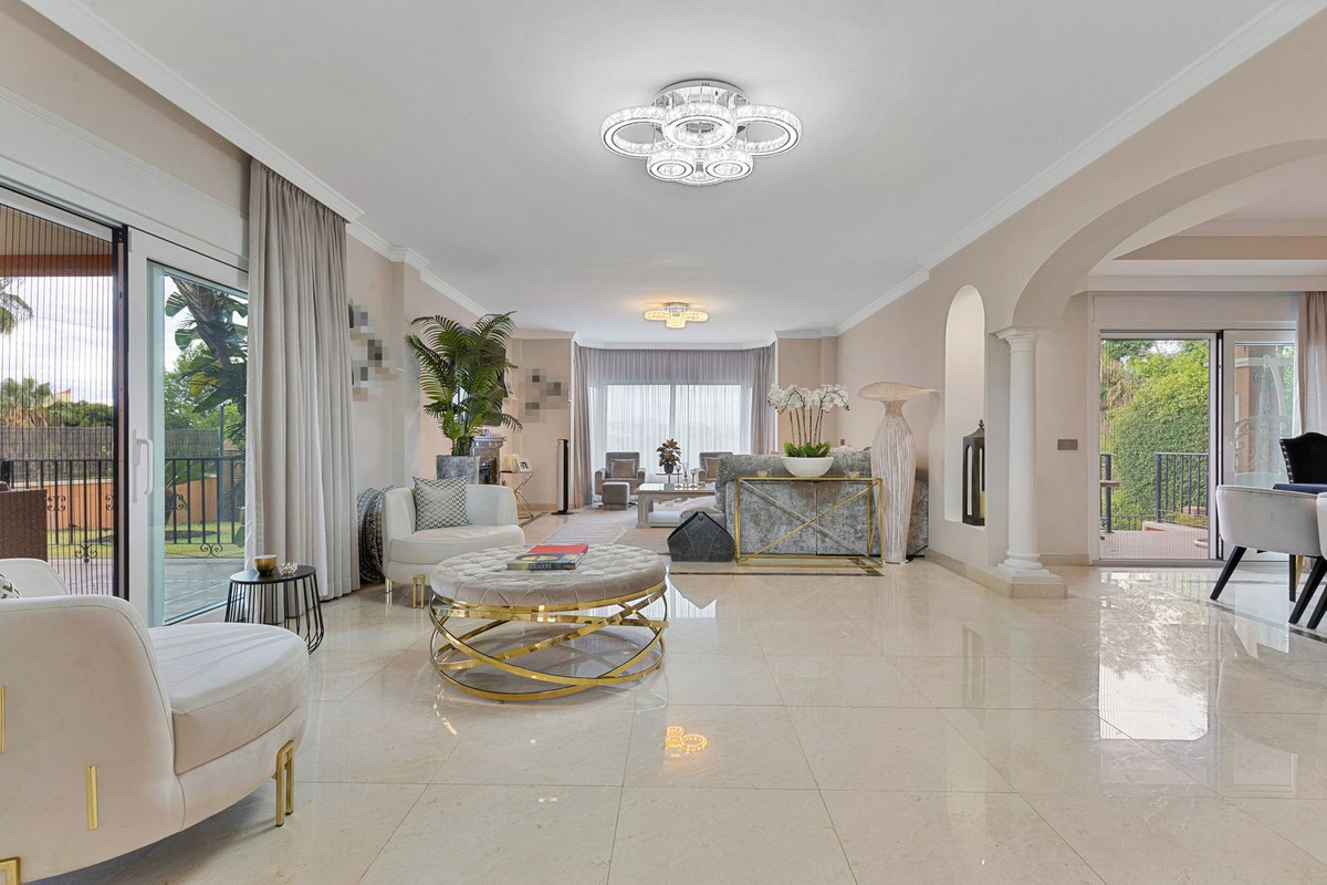Villa for sale in Benalmadena