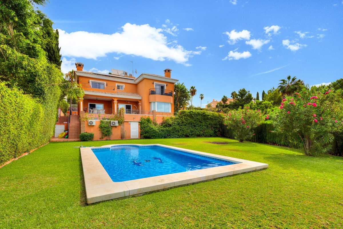 Villa for sale in Benalmadena