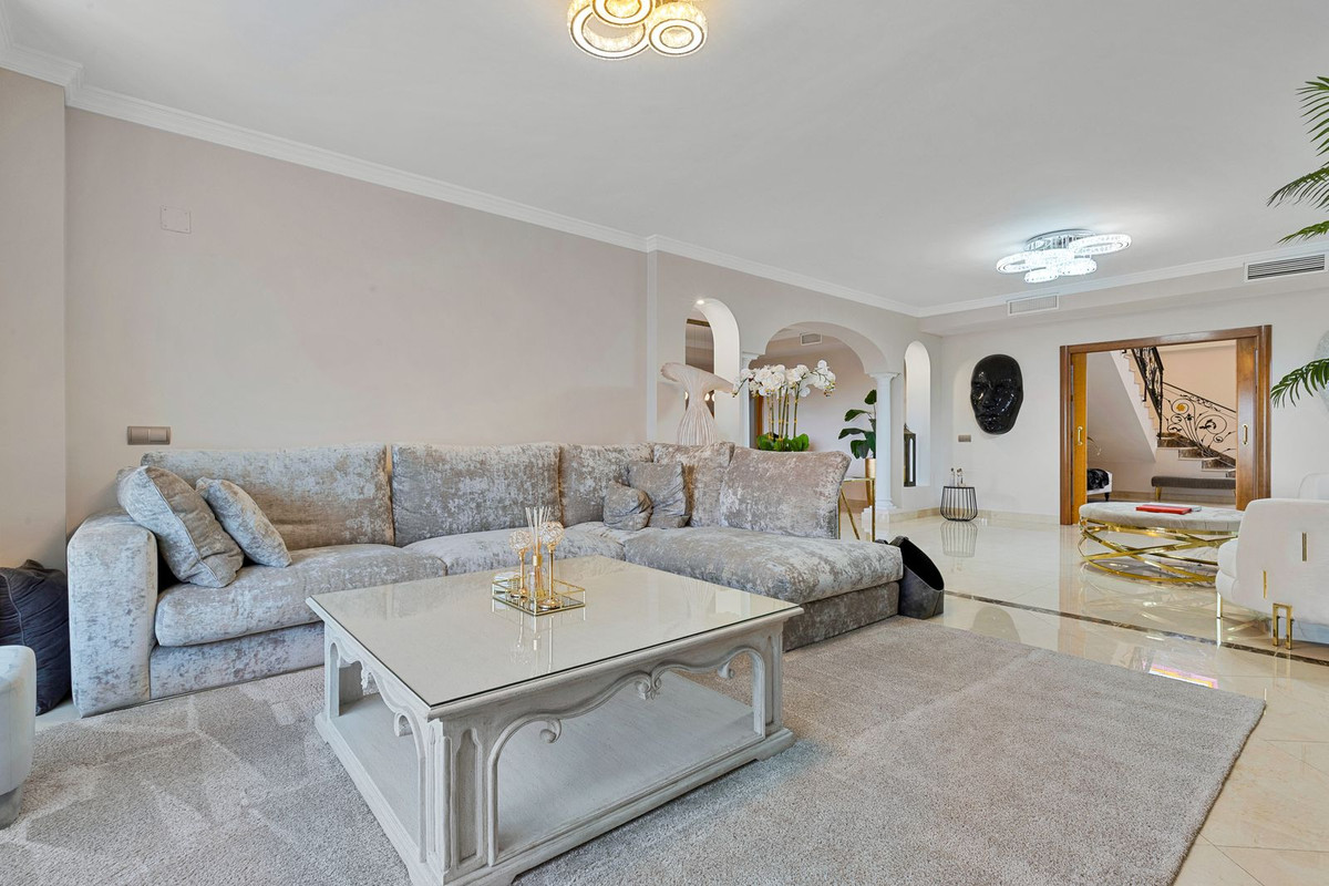 Villa for sale in Benalmadena