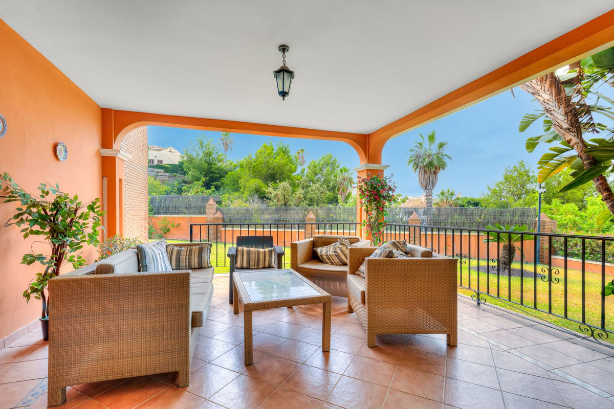 Villa for sale in Benalmadena