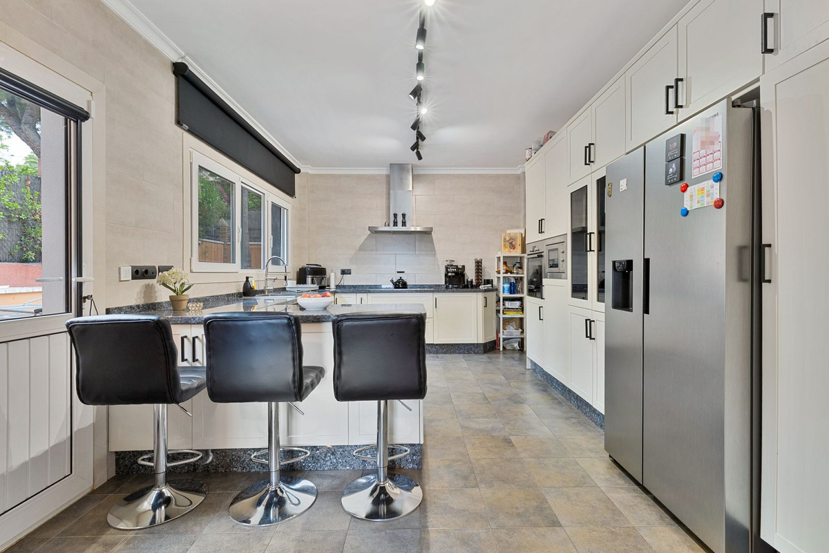 Villa for sale in Benalmadena