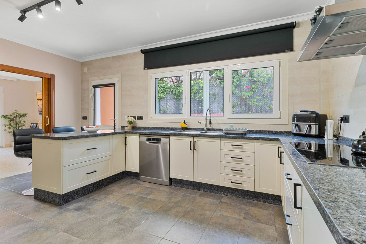 Villa for sale in Benalmadena