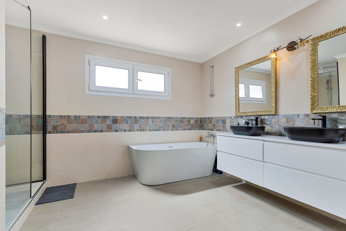 Villa for sale in Benalmadena
