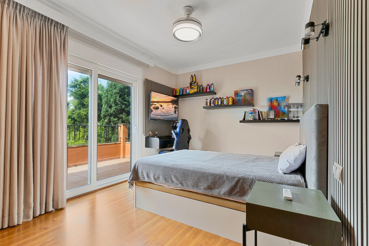 Villa for sale in Benalmadena