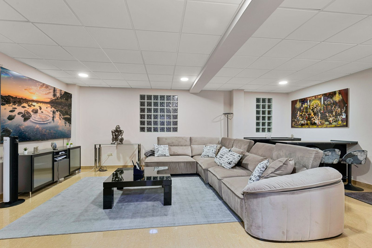 Villa for sale in Benalmadena