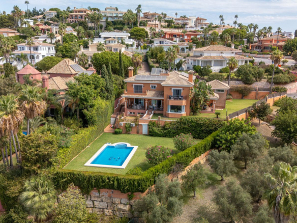Villa for sale in Benalmadena