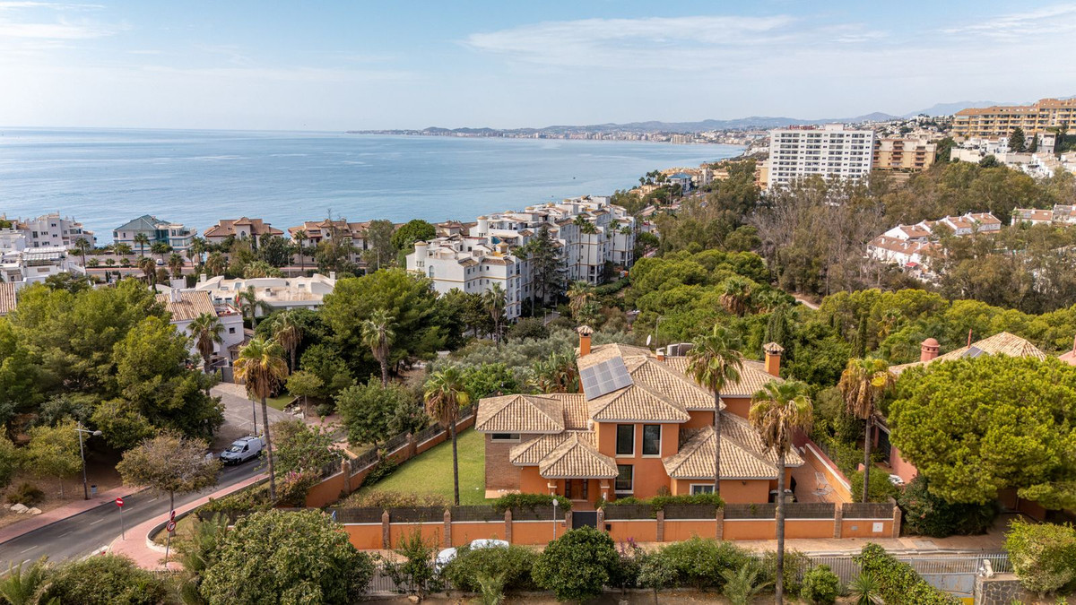 Villa for sale in Benalmadena