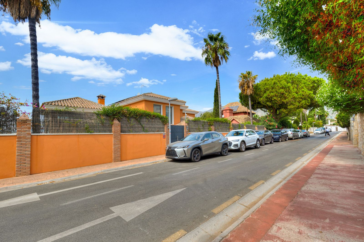 Villa for sale in Benalmadena