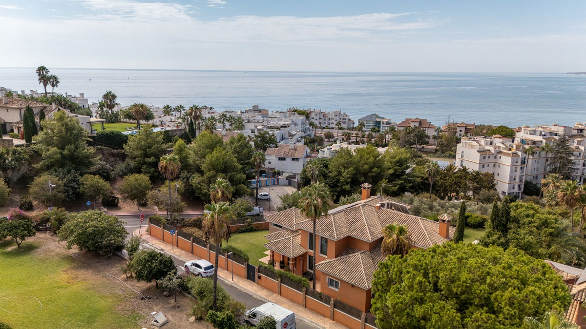 Villa for sale in Benalmadena
